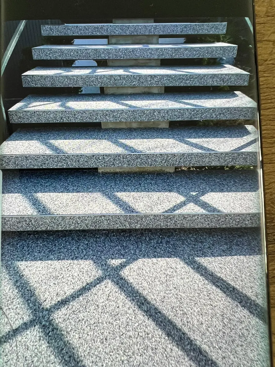 Stopnie wejściowe wykończone kamiennym dywanem
