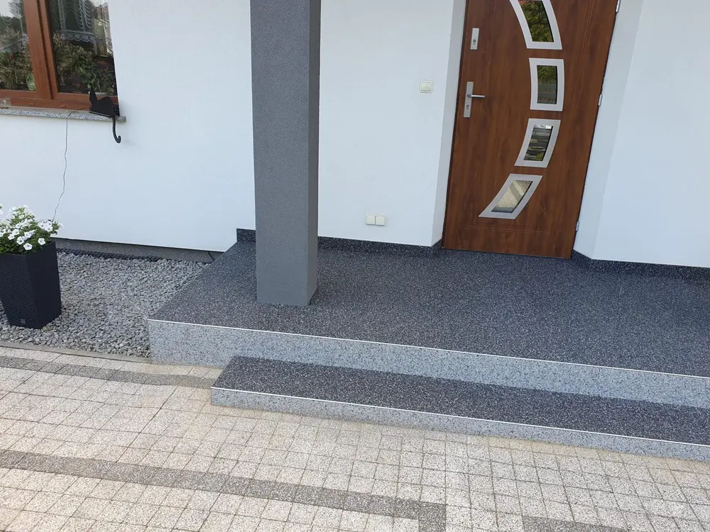 Kamienna nawierzchnia przy nowoczesnym domu