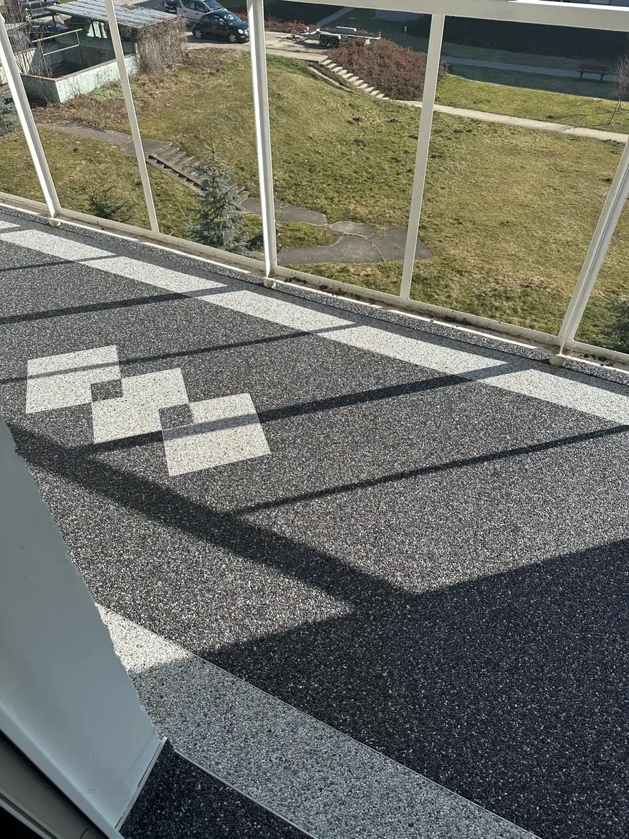 Taras z wykończoną nawierzchnią i obramowaniem