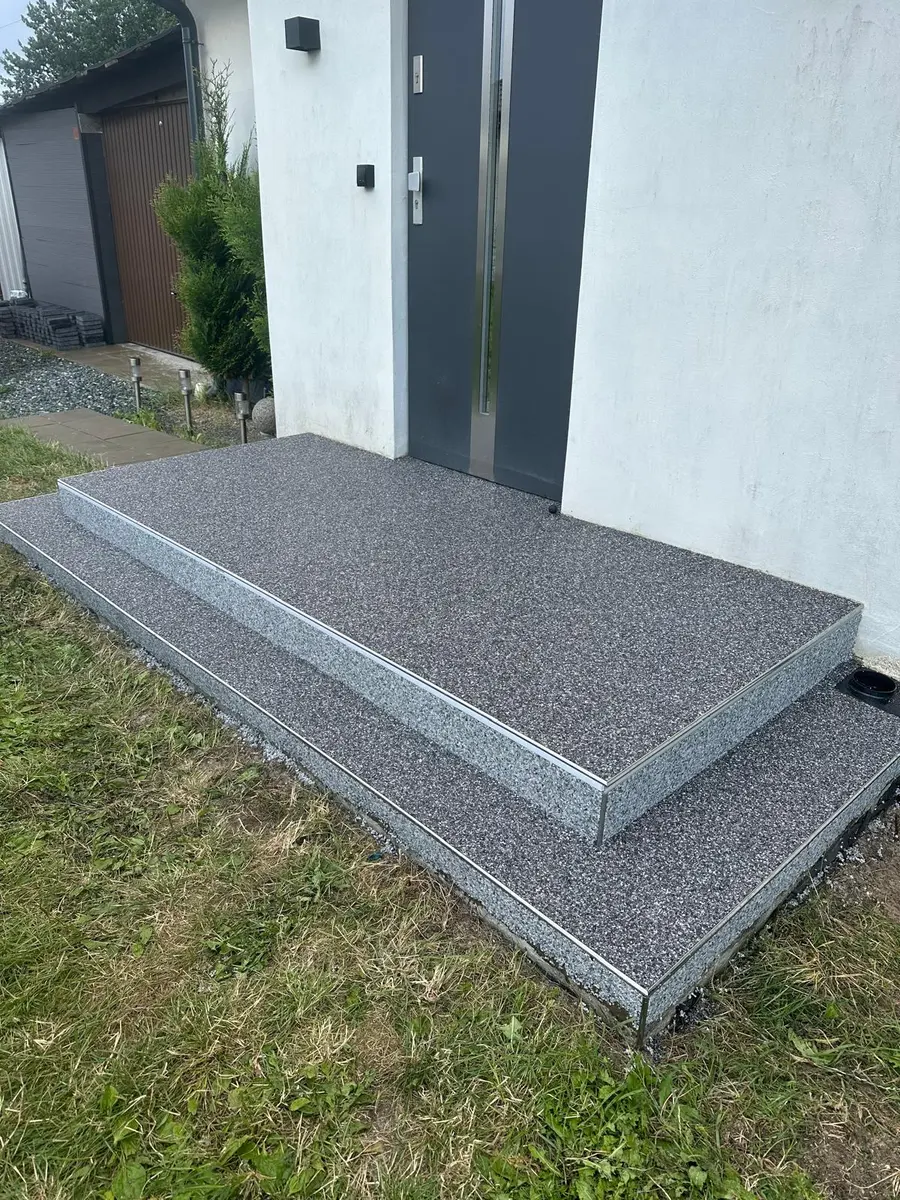 Niski podest z kamienną nawierzchnią przy tarasie